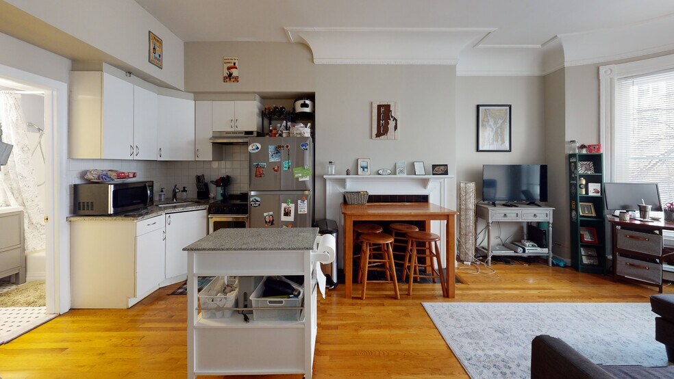 Primary Photo - 856 Beacon St