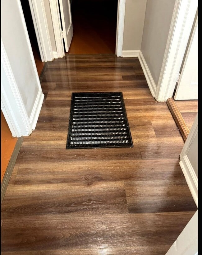 Building Photo - Charming two bedroom and one bath home available to rent near River Rd