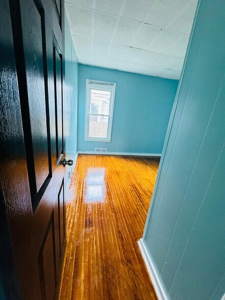 Bedroom - 2841 Macklem Ave
