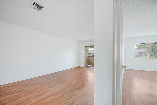 Building Photo - 646 Kenwick Cir