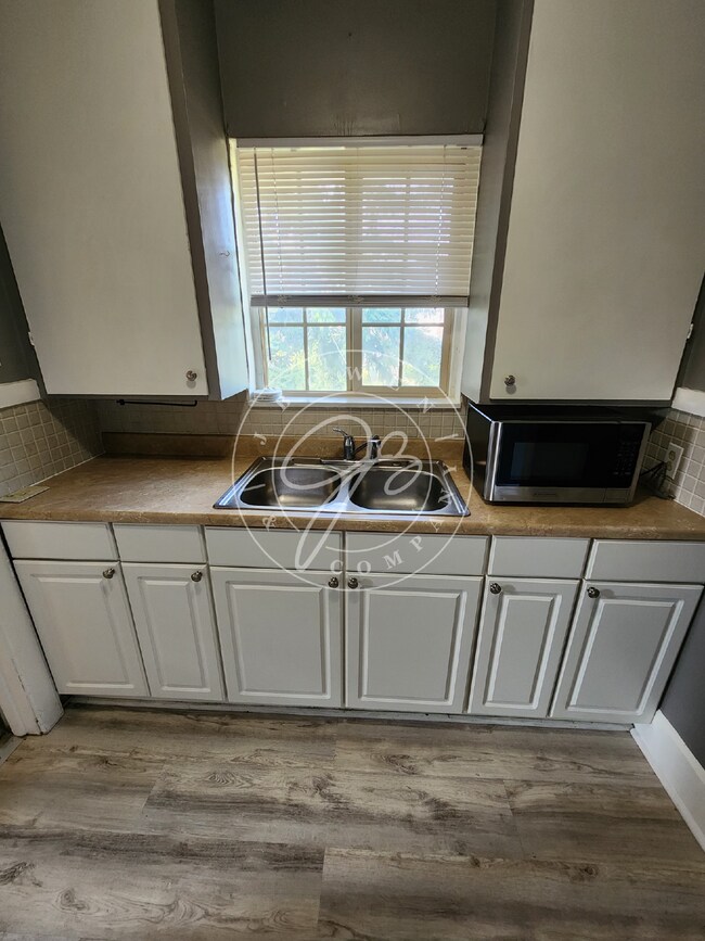 Building Photo - Charming Upper Duplex ready for you to cal...