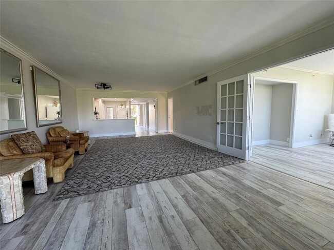 Building Photo - 2601 S Palm Aire Dr
