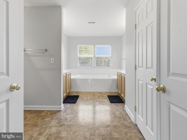 Building Photo - 45370 Barefoot Dr