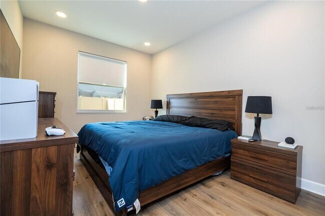 Building Photo - 5090 Shady Pnes Dr