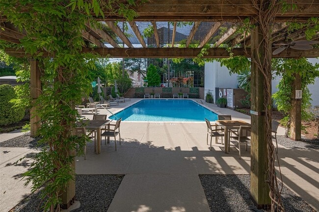 Building Photo - 5001 Woodway Dr