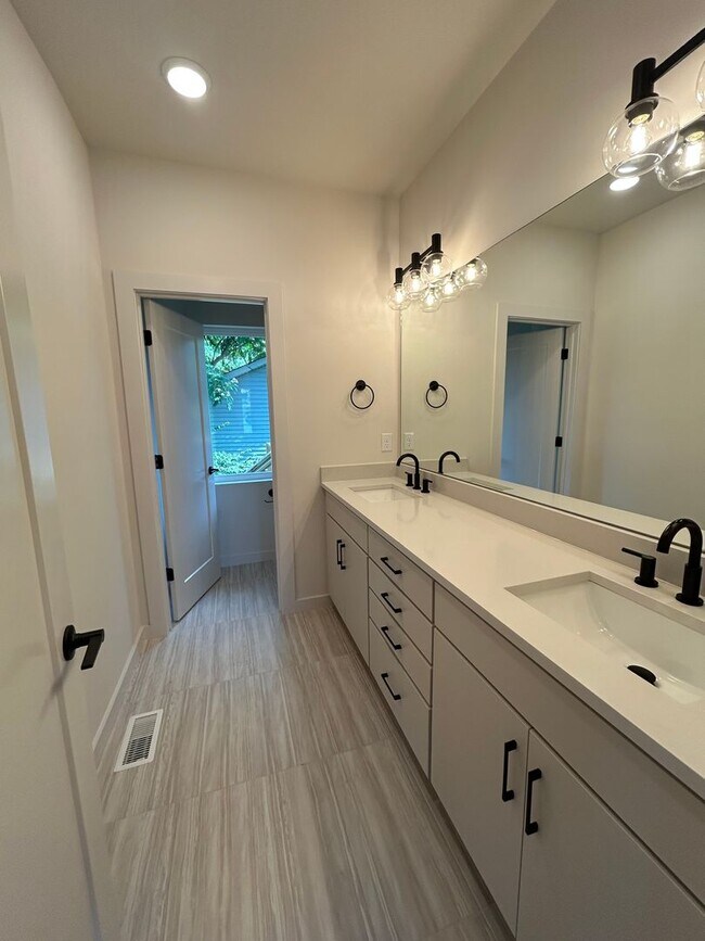 Building Photo - Amazing New Construction North Nashville!