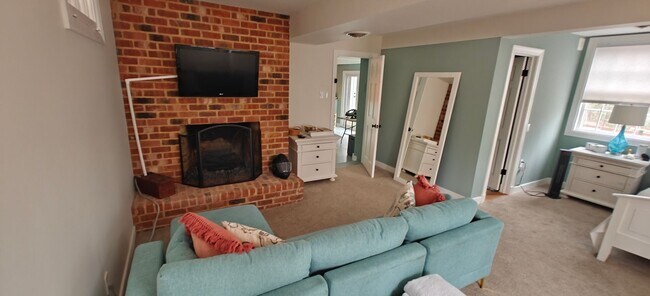 Building Photo - New renovation with River access in Midlothian