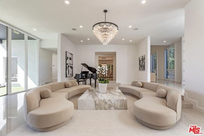 Building Photo - 703 N Maple Dr