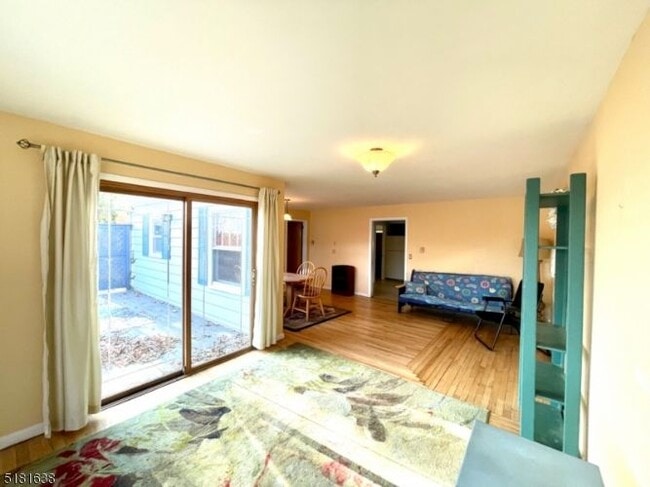 Building Photo - 136 Cedar Lake Rd W