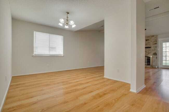 Building Photo - 9805 Briar Ridge Dr