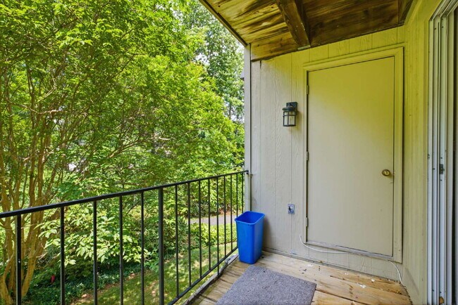 Building Photo - Lakeside End-Unit Condo Near Metro Convenience
