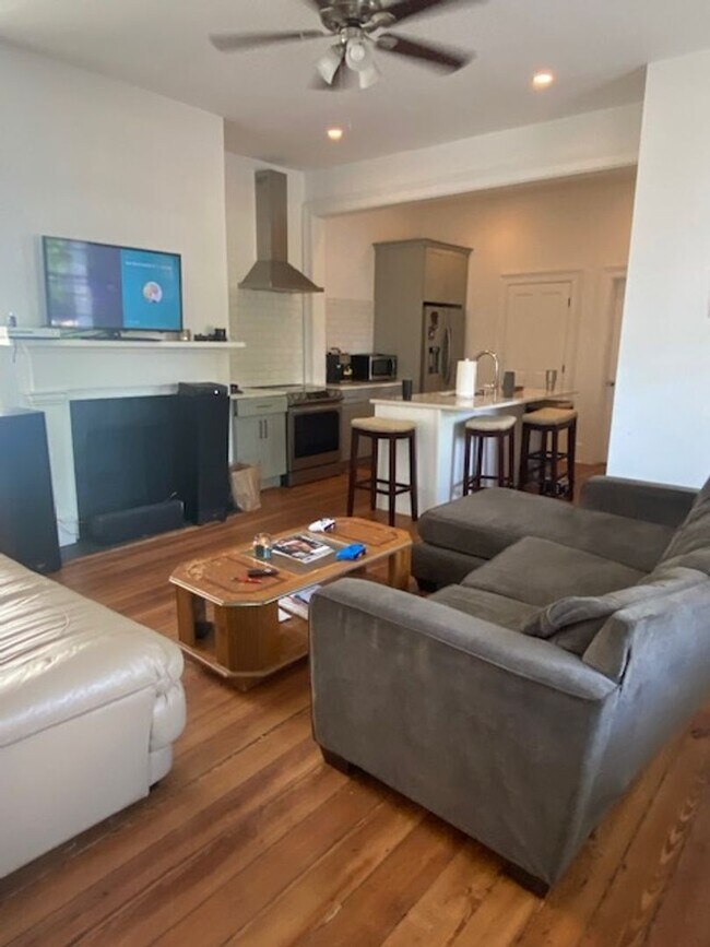 Building Photo - 148S