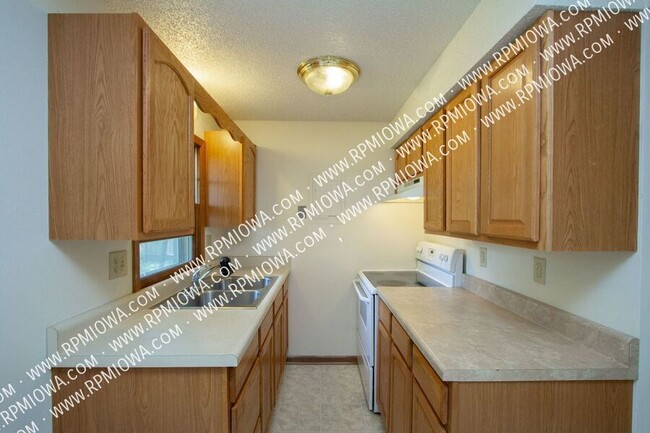 Building Photo - WEST AMES!! - 2 Bedroom, 1 Bath Duplex in ...