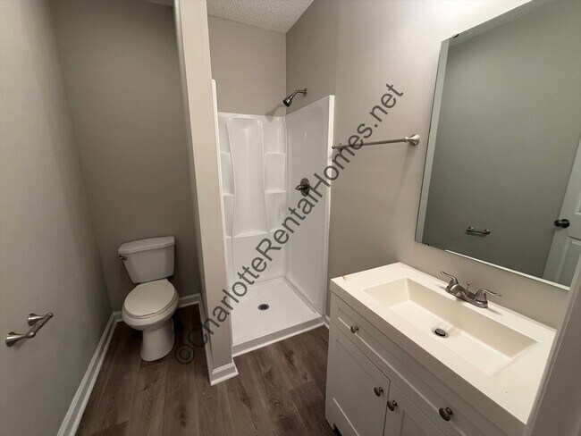 Building Photo - 509 N Pear St