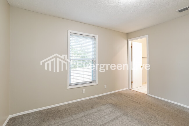 Building Photo - 7807 Knoll Dr N