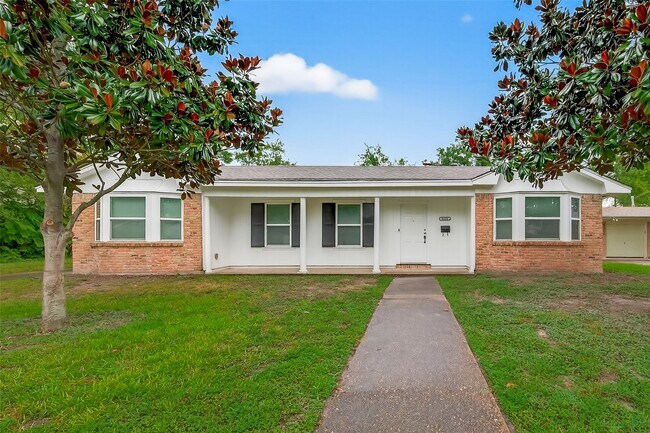 Primary Photo - 8210 Edgemoor Dr