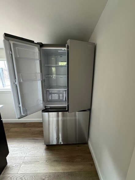 Apartment fridge with ice - 11305 Sheldon St