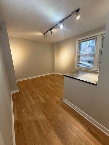 Building Photo - 541 W Belmont Ave