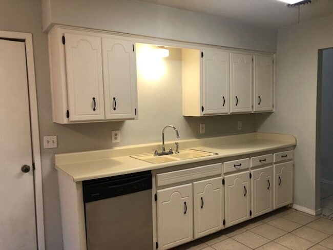 Building Photo - 5222 Clearwater Ct