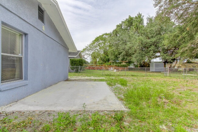 Building Photo - Beautifully Remodeled 3BR Duplex Near Parks, Schools & New Rec Center — Utilities Included. Secti...