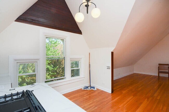 Building Photo - 1111 W Roscoe St