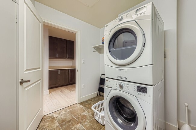 Building Photo - Modern 1 BDR in Peloton - All the Amenities