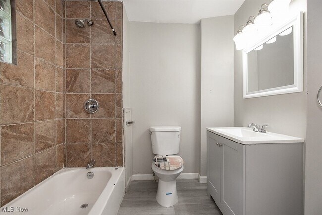 Building Photo - 844 E 154th St