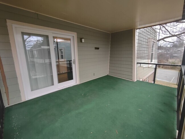 Building Photo - Pristine move-in ready condo located in Di...