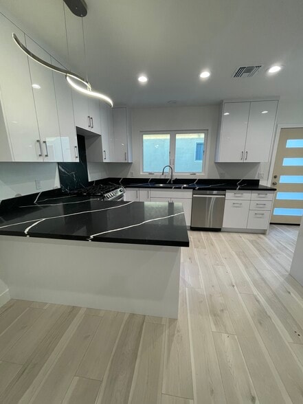 Kitchen - 1049 Davis Ave
