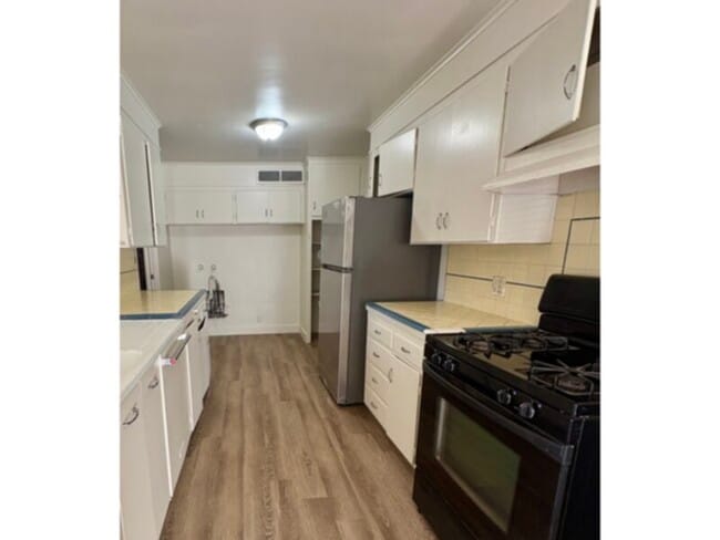 Building Photo - Old fig charm, big trees, spacious home, newly painted, new floors