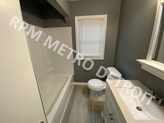 Building Photo - MOVE-IN READY BUNGALOW IN REDFORD