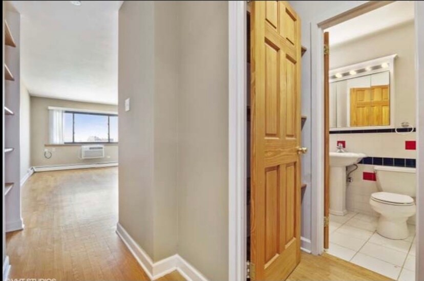 Building Photo - 607 W Wrightwood Ave