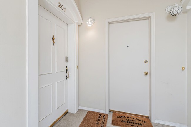 Building Photo - Top-Floor Corner Condo Near Downtown Palo ...