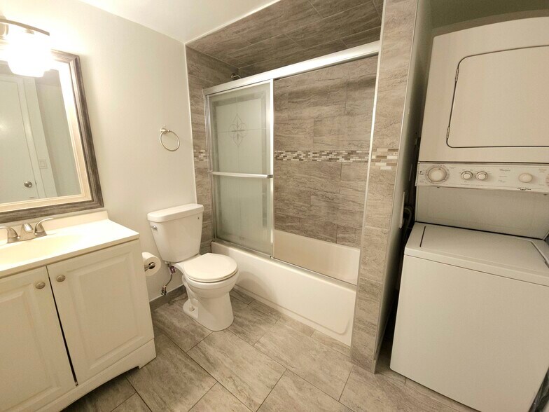 Building Photo - 10031 Winding Lake Rd