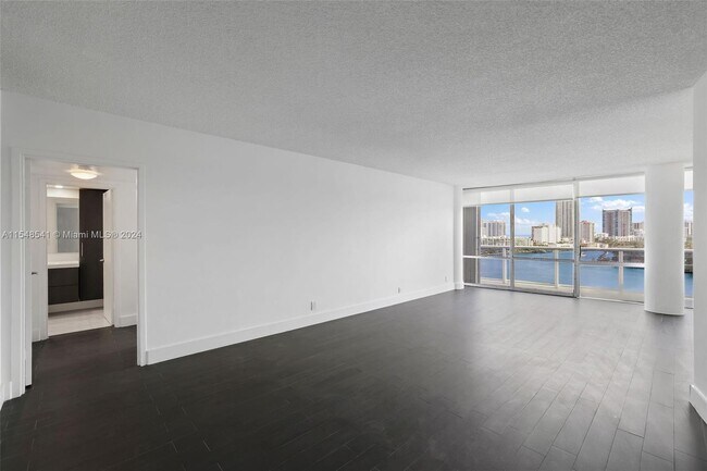 Building Photo - 900 Bay Dr