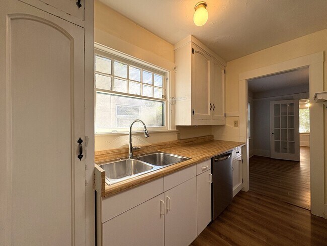 Building Photo - Charming 2-Bedroom Home with Spacious Back...