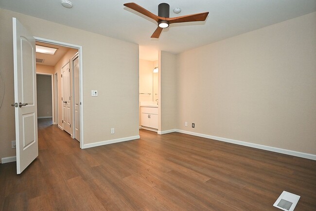 Building Photo - $3190 -- Beautifully Remodeled Townhome in...
