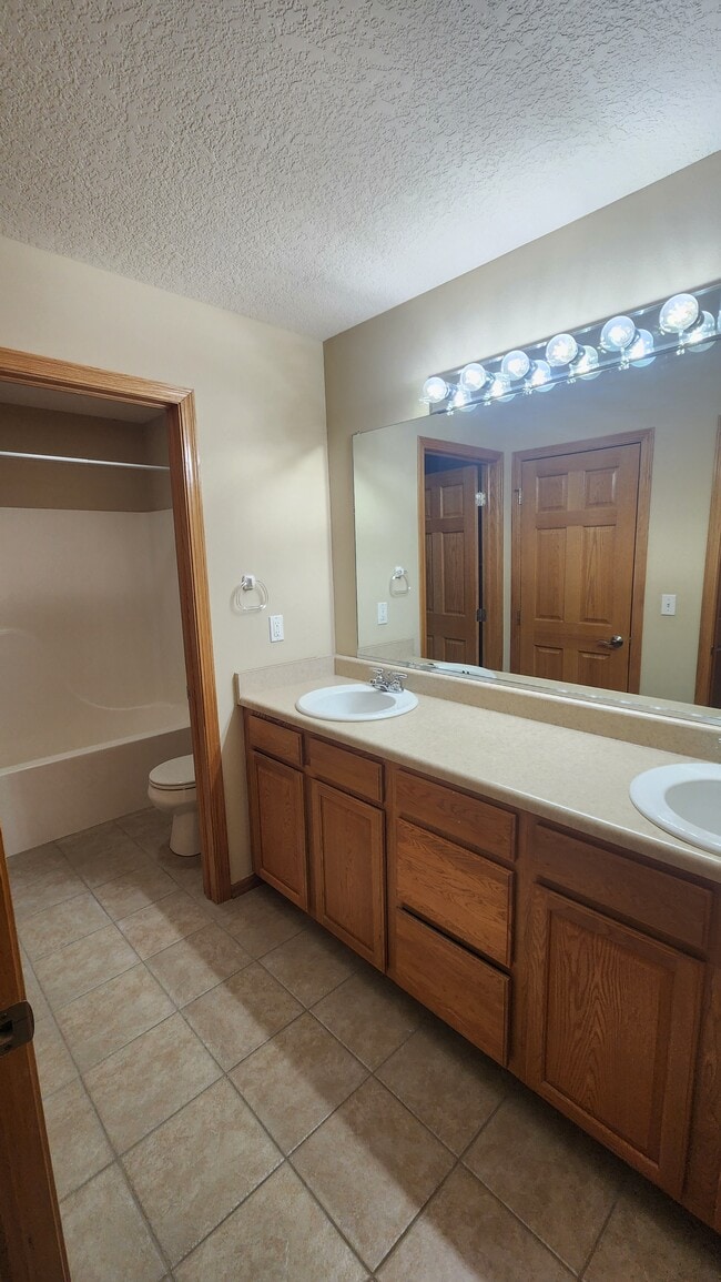 Building Photo - 1208 SE Birch Ln