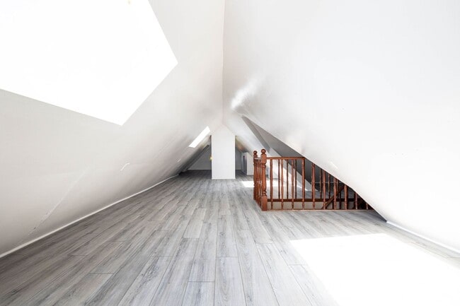 Building Photo - Beautiful 2bed/2bath Victorian style home with extra room for an office and bonus attic room!