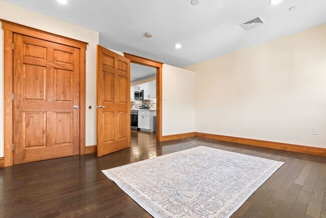 Building Photo - 44 Maple St