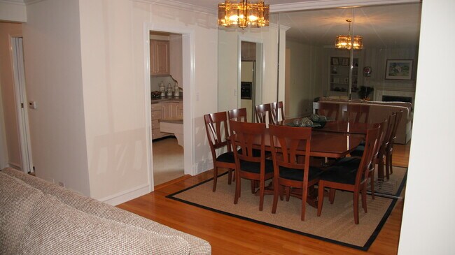 Building Photo - 460 Highcrest Dr