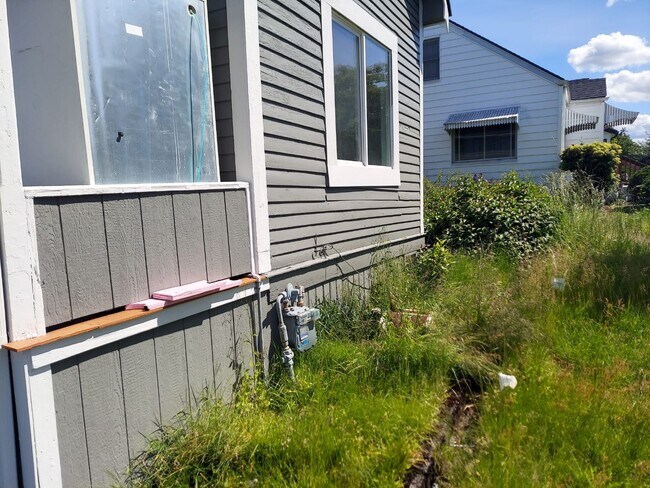 Building Photo - Charming Tacoma Home on a Peaceful Corner Lot!