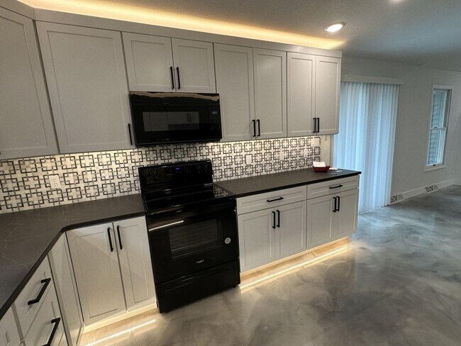 Building Photo - 5 Bed 4 Bath Home fenced yard