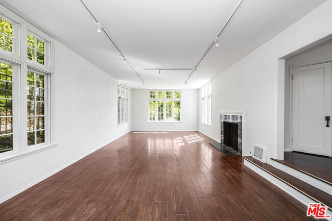 Building Photo - 2441 Glendower Ave