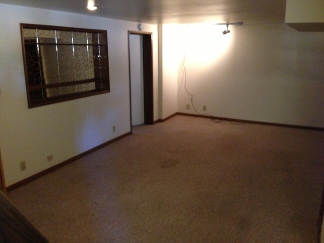 Building Photo - Great 3Bed/1.25 bath in Sweet Location!!