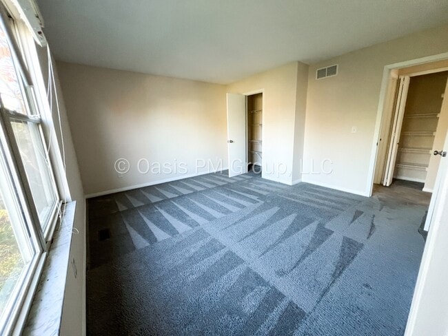 Building Photo - 1449 Valley Dr