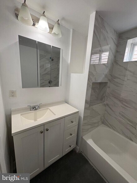2nd Floor Bath - 2312 S Hutchinson St