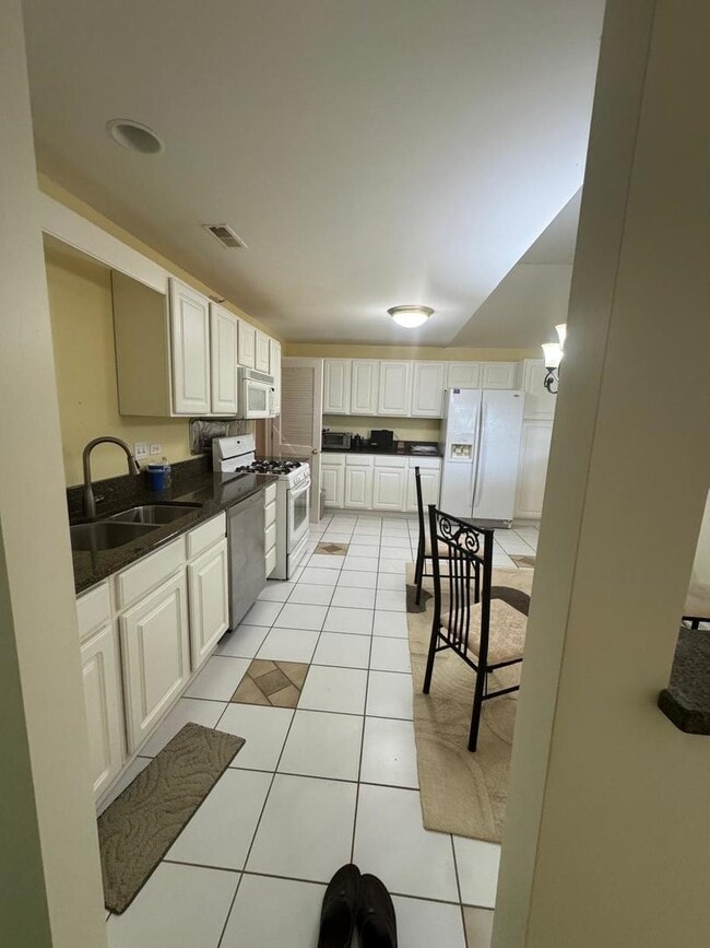 Building Photo - 2020 St Regis Dr