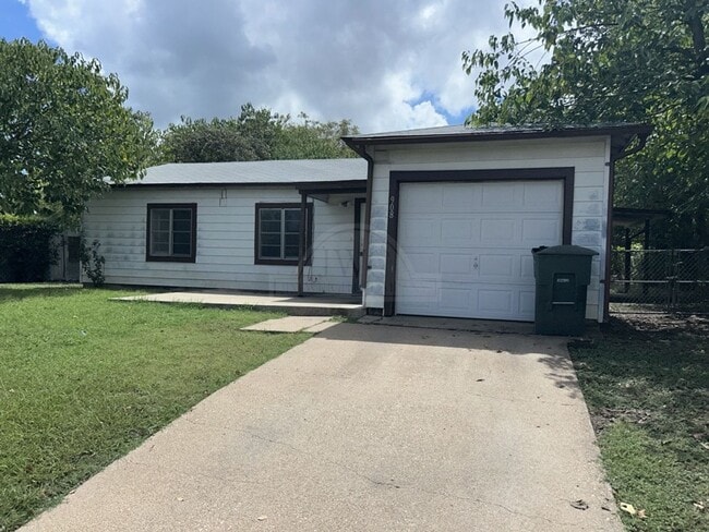 Building Photo - 908 Sutton Dr