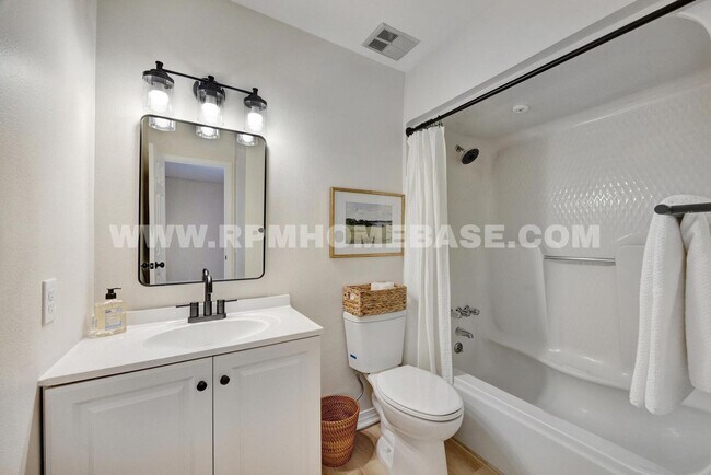 Building Photo - Fully Renovated 5-Bedroom Home with Modern...